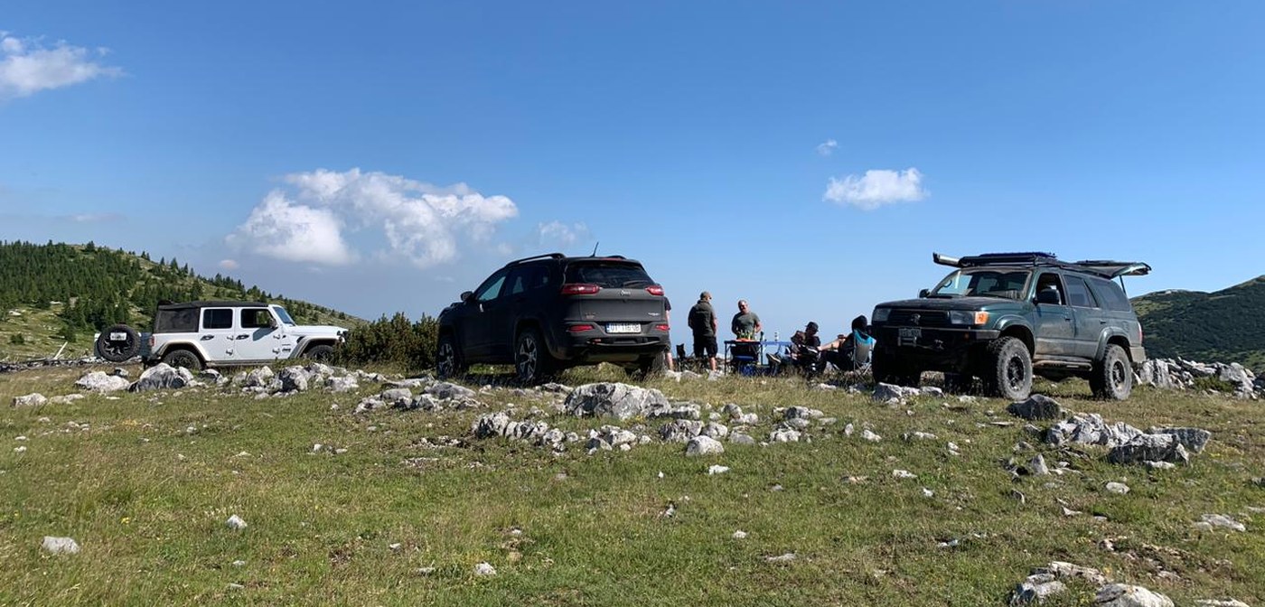 Overlanderë në një majë mali në Kosovë